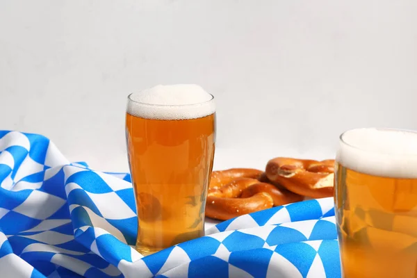 巴伐利亚国旗 白底啤酒和椒盐卷饼杯 — 图库照片