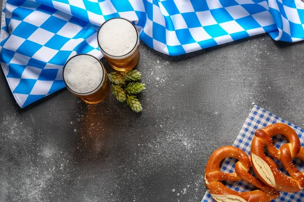 Bandera Baviera Jarras Con Cerveza Pretzels Sobre Fondo Gris — Foto de Stock