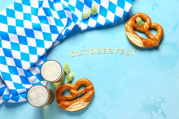 Word Oktoberfest Vlag Van Beieren Mokken Met Bier Pretzels Blauwe — Stockfoto