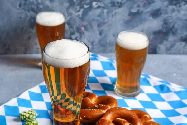 Прапор Баварії Чашки Пивом Кренделі Синьому Фоні — стокове фото