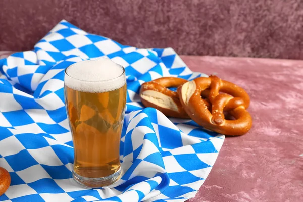 Bandeira Baviera Caneca Com Cerveja Pretzels Sobre Fundo Roxo — Fotografia de Stock