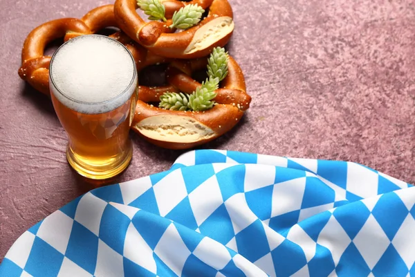 Прапор Баварії Кухоль Пивом Кренделі Фіолетовому Фоні — стокове фото