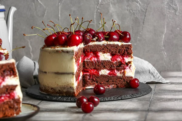 Board Tasty Cherry Cake Grey Tile Table — Stock Photo, Image