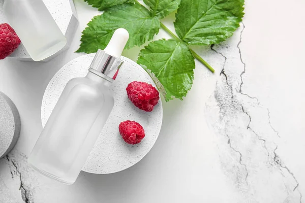 Dekorative Podium Med Flaske Kosmetisk Hindbærolie Hvid Baggrund - Stock-foto