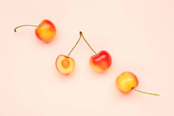 분홍색 배경에 열매들 — 스톡 사진