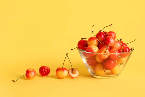 Skleněná Mísa Sladkými Žlutými Třešněmi Barevném Pozadí — Stock fotografie