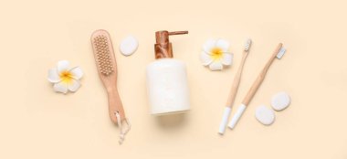 Sıvı sabun, spa taşı, masaj ve bej arkaplanda diş fırçası.