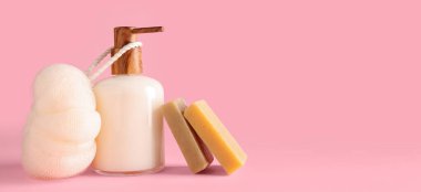 Bir şişe sıvı sabun ve çubuk pembe arkaplan üzerinde yakamozla metin için boşluk