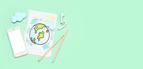 Handy Kopfhörer Und Papierbogen Mit Gezeichnetem Planeten Erde Auf Mintfarbenem — Stockfoto
