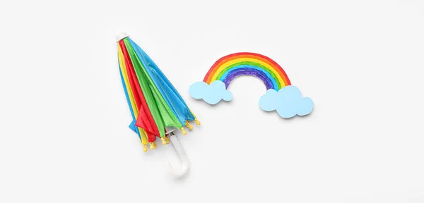 白い背景に雲と小さな傘と紙の虹 気象予報の概念 — ストック写真