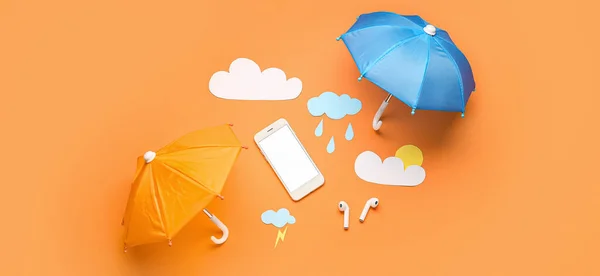 Telefone Celular Com Tela Branco Nuvens Papel Pequenos Guarda Chuvas — Fotografia de Stock
