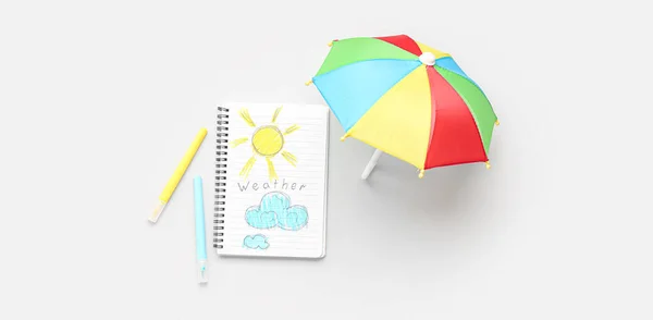 Notizbuch Mit Zeichnungen Und Kleinem Regenschirm Auf Hellem Hintergrund Wettervorhersagekonzept — Stockfoto