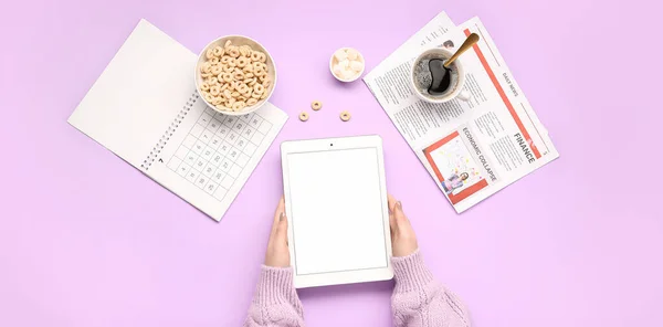 Weibliche Hände Halten Tablet Computer Kalender Zeitung Und Frühstück Auf — Stockfoto