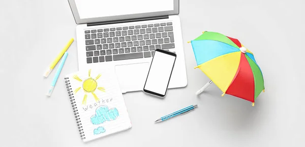 Ноутбук Рисунками Мобильный Телефон Чистым Экраном Ноутбук Маленький Зонтик Светлом — стоковое фото