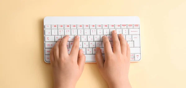 Руки Современной Компьютерной Клавиатурой Цветном Фоне — стоковое фото
