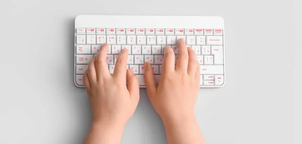 Руки Современной Компьютерной Клавиатурой Светлом Фоне — стоковое фото