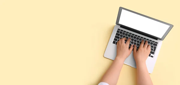 Hände Mit Modernem Laptop Auf Farbigem Hintergrund Banner Oder Design — Stockfoto