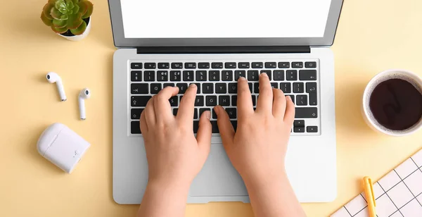 Ręce Nowoczesnym Laptopem Tle Koloru — Zdjęcie stockowe
