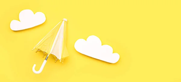 Kleiner Regenschirm Mit Papierwolken Auf Gelbem Hintergrund Wettervorhersagekonzept — Stockfoto
