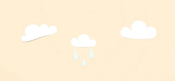 Papierwolken Mit Regentropfen Auf Beigem Hintergrund Wettervorhersagekonzept — Stockfoto