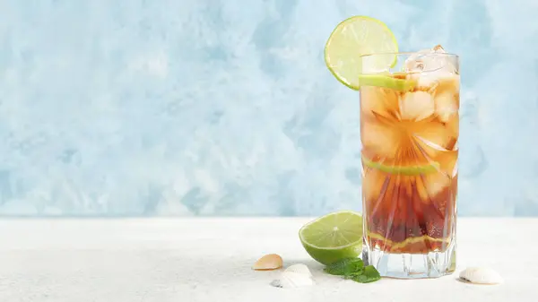 Ett Glas Kall Cuba Libre Cocktail Lime Och Snäckskal Bordet — Stockfoto