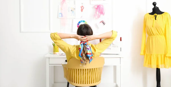 Kobieta Projektant Mody Siedzi Miejscu Pracy Nowoczesnym Studio Widok Tyłu — Zdjęcie stockowe