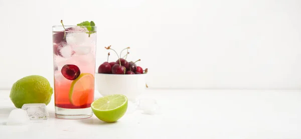 Glas Leckere Kirsch Limonade Limetten Und Eiswürfel Auf Hellem Hintergrund — Stockfoto