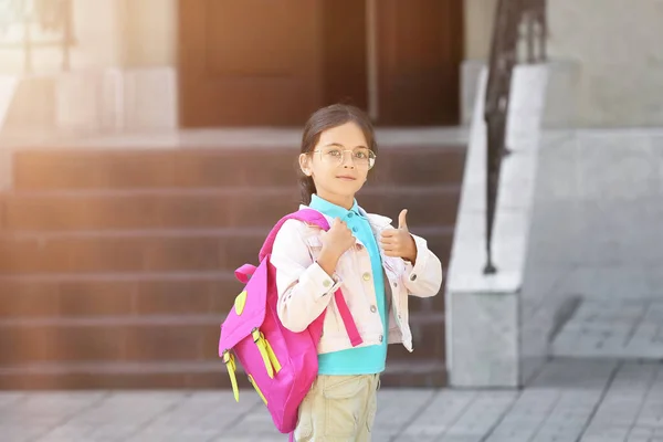 Kleines Mädchen Zeigt Daumen Nach Oben Der Nähe Der Schule — Stockfoto