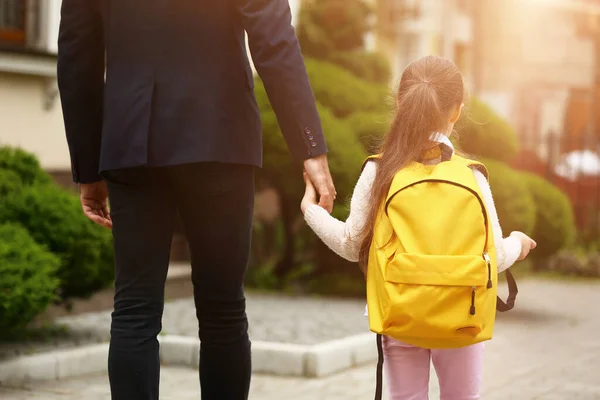 Dziewczynka Chodzi Szkoły Ojcem — Zdjęcie stockowe