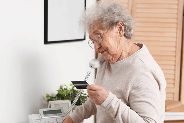 Senior Mulher Com Cartão Crédito Falando Por Telefone Casa — Fotografia de Stock