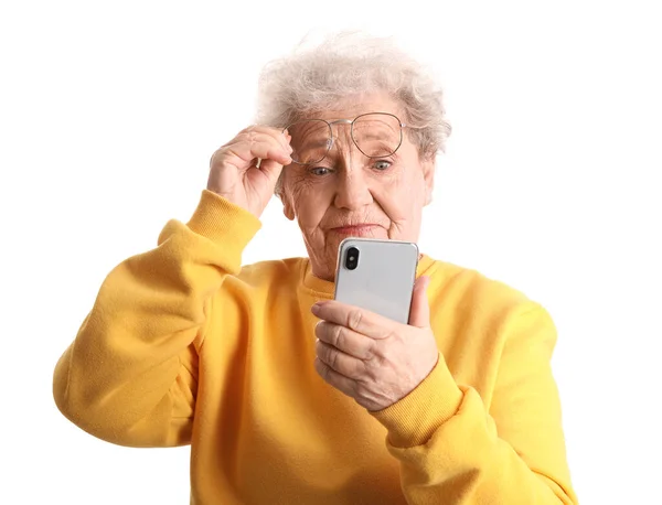Старшая Женщина Очках Мобильным Телефоном Белом Фоне — стоковое фото