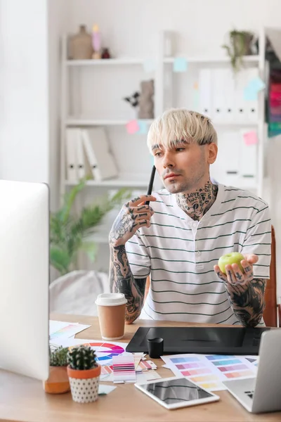 Tattooed Graphic Designer Apple Working Table Office — Stock Photo, Image