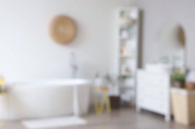 Beyaz lavabolu, küvetli, raflı, bulanık manzaralı bir banyonun içi.