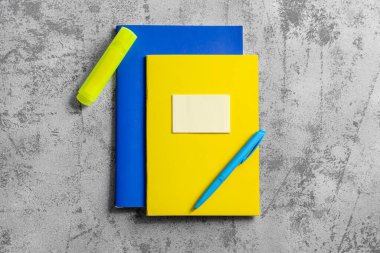 Not defterleri, kalem, yapışkan not ve grunge arkaplanındaki işaretleyici