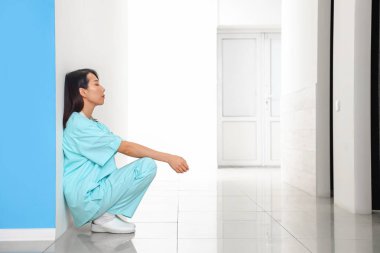 Klinikte Asyalı kadın stajyer.