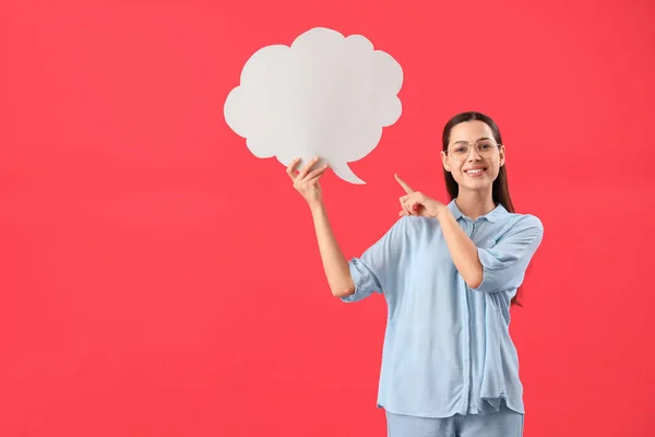 Young Woman Pointing Blank Speech Bubble Red Background — Stock Photo, Image