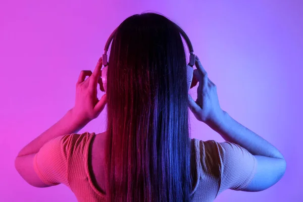 Mujer Joven Auriculares Escuchando Música Sobre Fondo Color —  Fotos de Stock