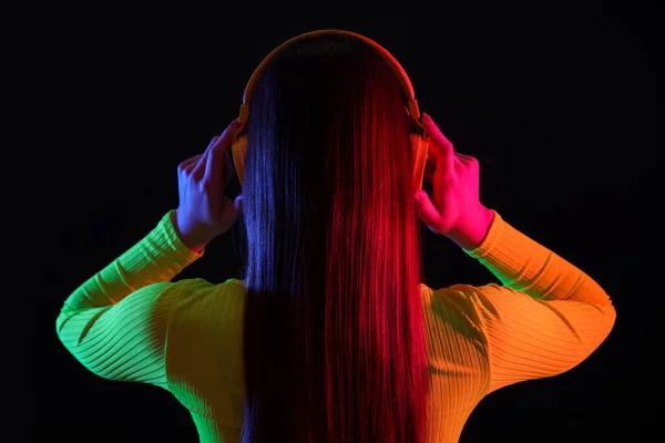 Νεαρή Γυναίκα Ακουστικά Που Ακούει Μουσική Μαύρο Φόντο — Φωτογραφία Αρχείου