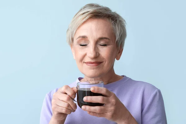 Volwassen Vrouw Met Glas Kopje Koffie Lichte Achtergrond Close — Stockfoto