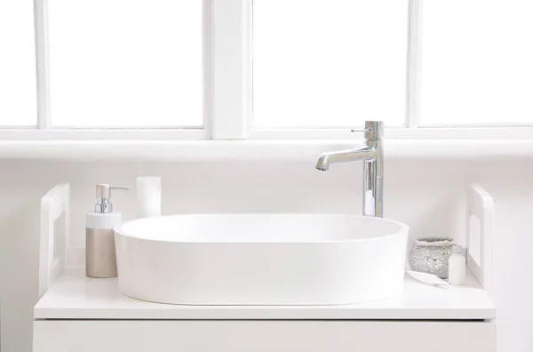 Weißes Waschbecken Mit Badeaccessoires Auf Dem Tisch Hellen Badezimmer — Stockfoto