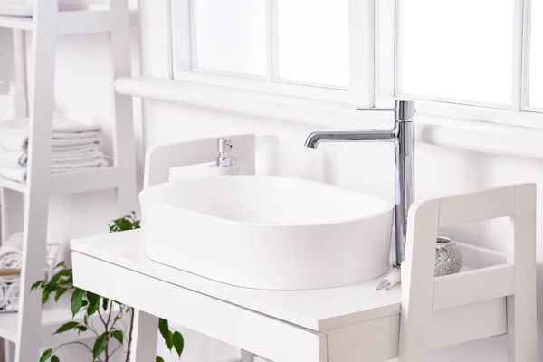 Λευκό Νεροχύτη Αξεσουάρ Μπάνιου Στο Τραπέζι Στο Ελαφρύ Μπάνιο — Φωτογραφία Αρχείου