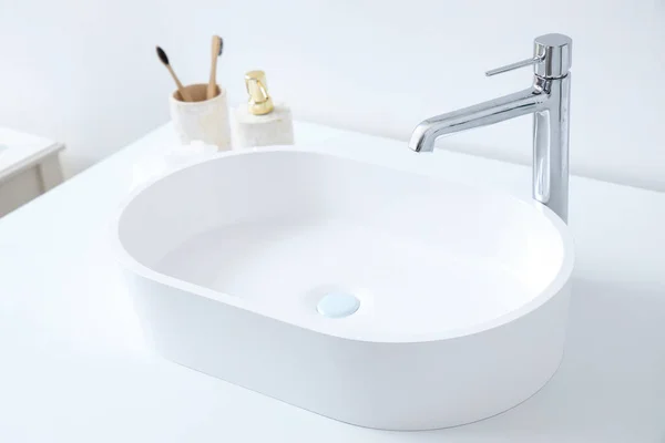 Weißes Waschbecken Und Badeaccessoires Auf Dem Tisch Hellen Badezimmer Nahaufnahme — Stockfoto