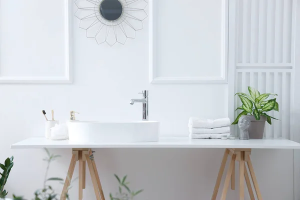 Innenraum Des Hellen Badezimmers Mit Weißem Waschbecken Badeaccessoires Und Zimmerpflanzen — Stockfoto