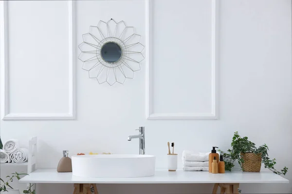 White Sink Bath Accessories Table Light Bathroom — Stock Photo, Image