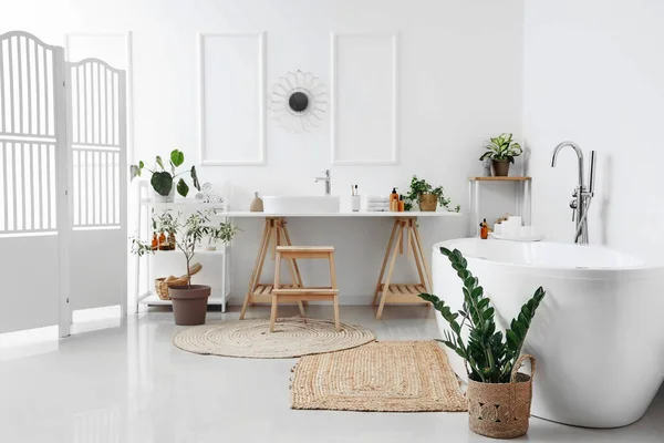 白いシンク バスタブ 観葉植物と光浴のインテリア — ストック写真