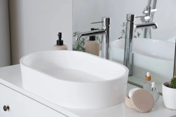 浅色浴室抽屉箱上的白色洗涤槽和浴室配件 特写镜头 — 图库照片