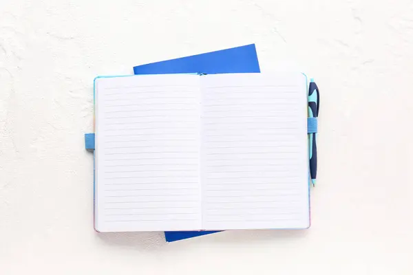 Blanco Open Notitieboek Met Pen Lichte Achtergrond — Stockfoto
