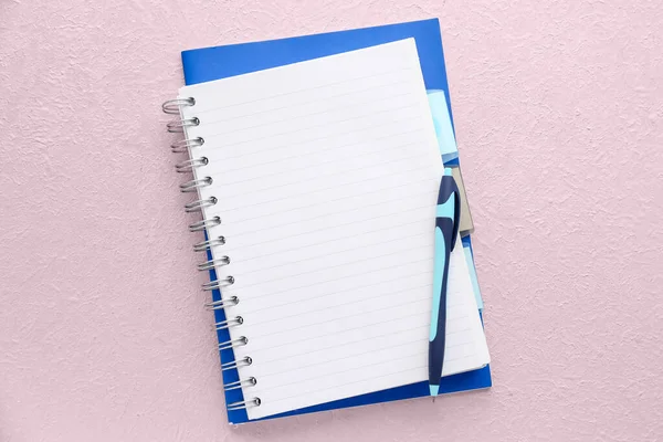 Prázdný Zápisník Pero Světlém Pozadí — Stock fotografie