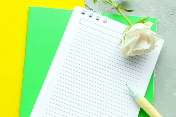 異なるノートとバラの花の背景 — ストック写真