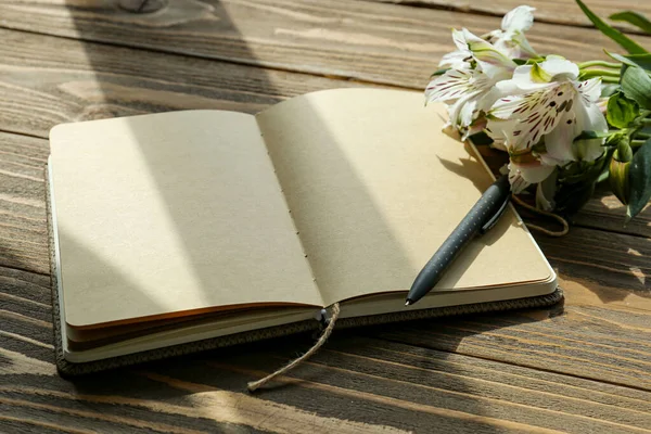 Чистый Открытый Блокнот Ручка Красивые Цветы Альстромерии Деревянном Фоне — стоковое фото